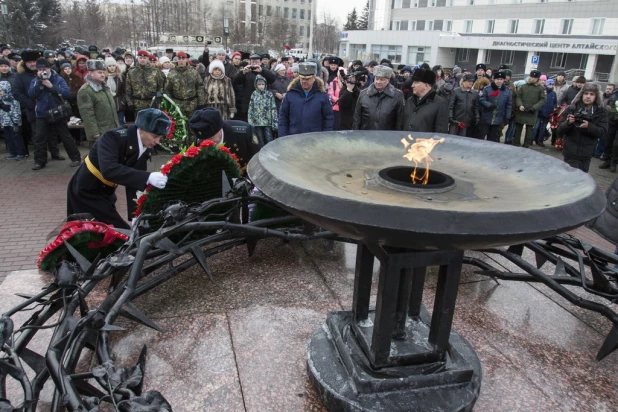 На площади Ветеранов прошла церемония, посвященная увековечению памяти Героя Российской Федерации Олега Пешкова. Барнаул, 13 февраля 2016 года.