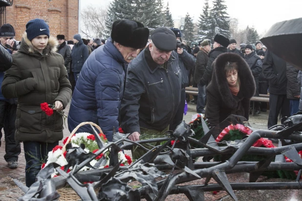 На площади Ветеранов прошла церемония, посвященная увековечению памяти Героя Российской Федерации Олега Пешкова. Барнаул, 13 февраля 2016 года.