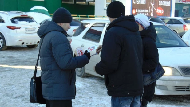 Барнаульские коммунисты на День святого Валентина раздавали наклейки с сердечками. 14 февраля 2016 года.