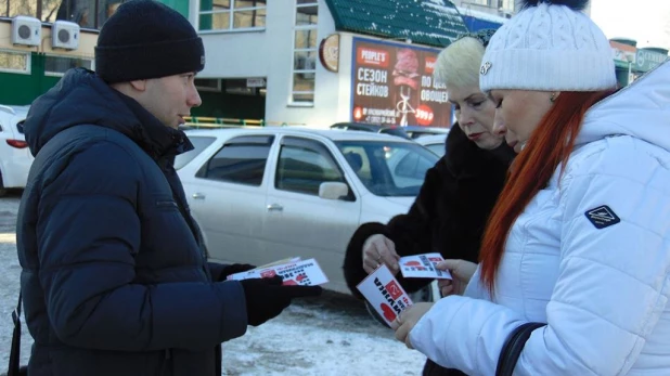 Барнаульские коммунисты на День святого Валентина раздавали наклейки с сердечками. 14 февраля 2016 года.