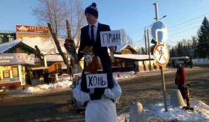 Барнаулец в образе принца на белом коне.