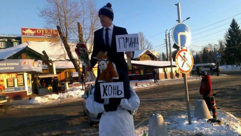 Барнаулец в образе принца на белом коне.