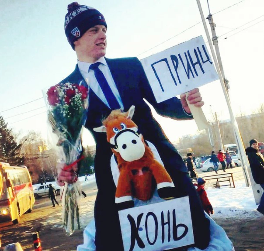 Барнаулец в образе принца на белом коне.