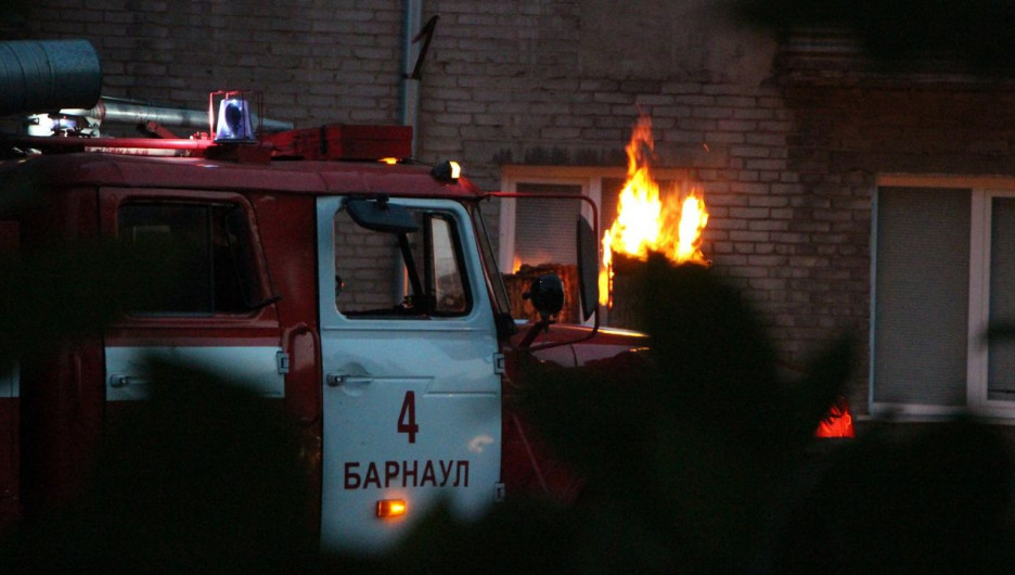 В центре Барнаула открытым огнем полыхал частный дом