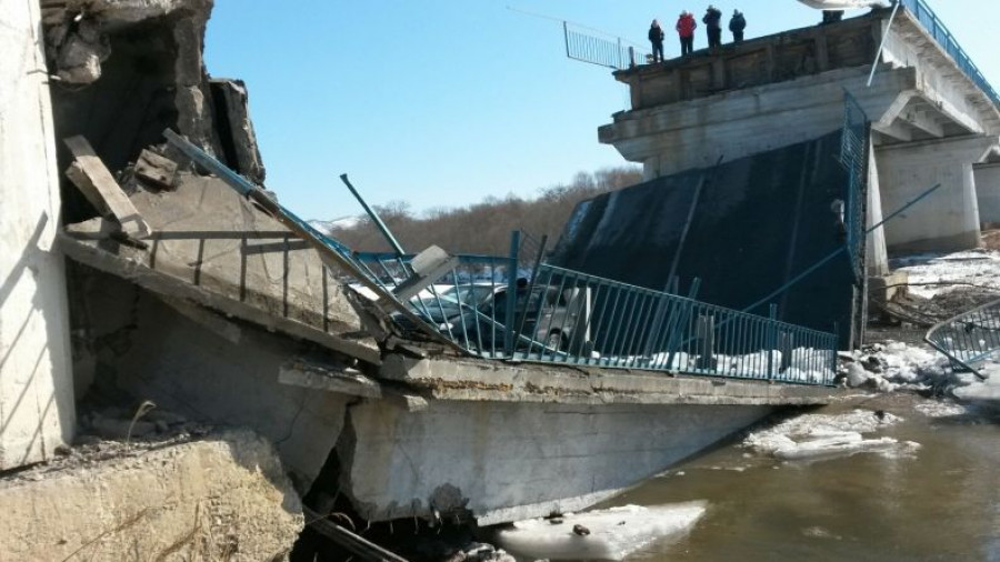 В Приморье рухнул мост.