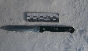 Нож на снегу.