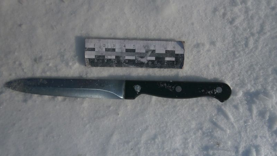 Нож на снегу.