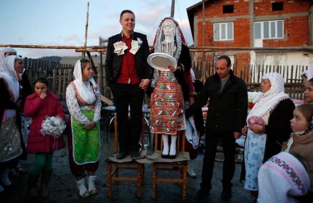 На свадьбе в Болгария, ближайшие родственницы невесты (по-болгарски невеста - булка) окрашивают её лицо в белый цвет и украшают красочными стразами, затем лицо прикрывают серебристыми нитями.