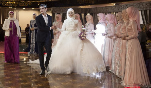 В Чечне белое платье невесты украшают брошью и поясом на талии. Оно должно скрывать все её тело, подчеркивая скромность новобрачной. Голову покрывают белым платком.