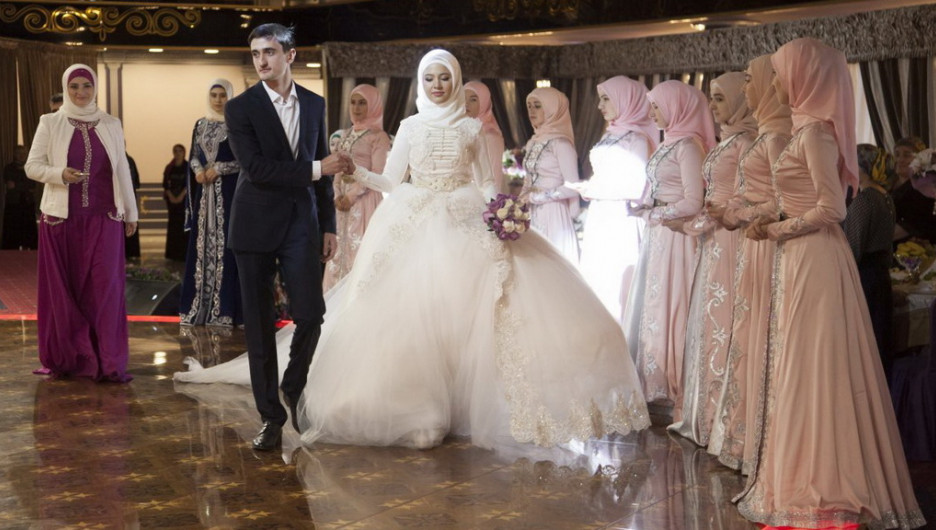 В Чечне белое платье невесты украшают брошью и поясом на талии. Оно должно скрывать все её тело, подчеркивая скромность новобрачной. Голову покрывают белым платком.
