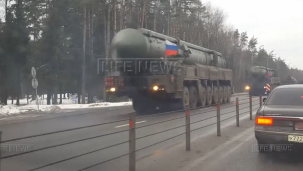 Межконтинентальные ракеты везут в Москву.