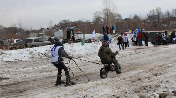 В Барнауле прошло первенство по скийорингу.