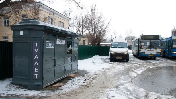 На площади Спартака появился туалетный модуль.