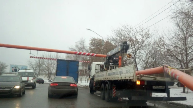 На коммунальном мосту ограничили движение.