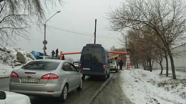 На коммунальном мосту ограничили движение.