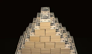 Финансовая пирамида. Стопка денег.