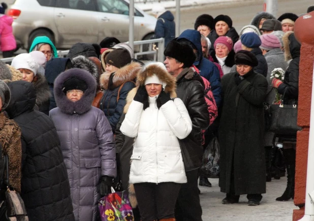 Барнаульцы поклоняются мощам святой Матроны Московской.