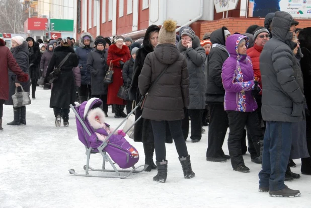 Барнаульцы поклоняются мощам святой Матроны Московской.