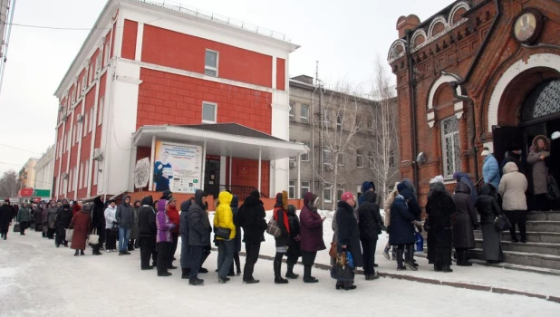 Барнаульцы поклоняются мощам святой Матроны Московской.