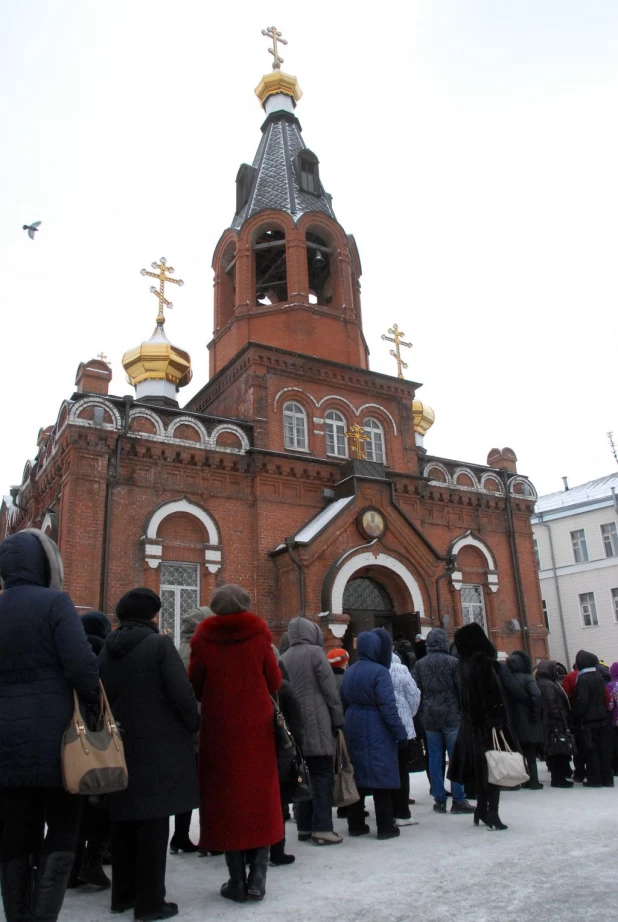 Барнаульцы поклоняются мощам святой Матроны Московской.