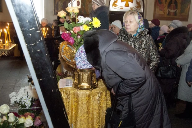 Барнаульцы поклоняются мощам святой Матроны Московской.