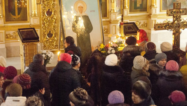 Барнаульцы поклоняются мощам святой Матроны Московской.