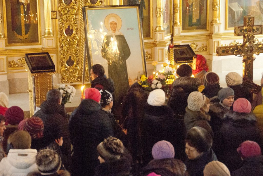 Барнаульцы поклоняются мощам святой Матроны Московской.