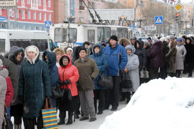 Барнаульцы поклоняются мощам святой Матроны Московской.