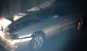 Автомобиль, на котором водитель сбил двух пешеходов.