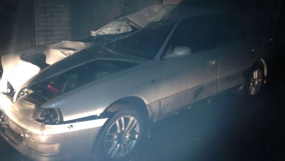 Автомобиль, на котором водитель сбил двух пешеходов.