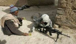 Афганец угощает американских солдат чаем.