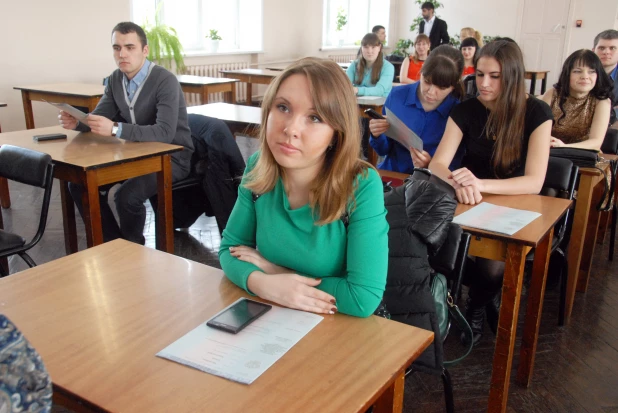 Выпускники АГАУ получили долгожданные дипломы.