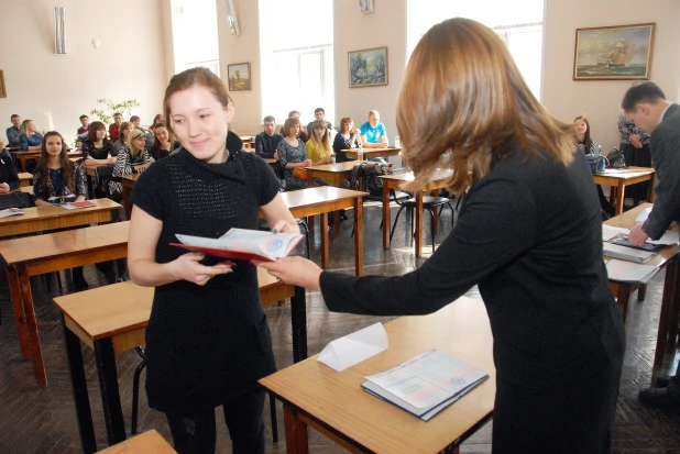 Выпускники АГАУ получили долгожданные дипломы.