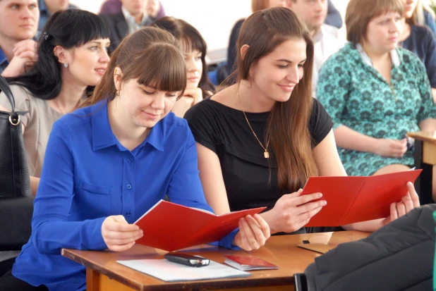 Выпускники АГАУ получили долгожданные дипломы.