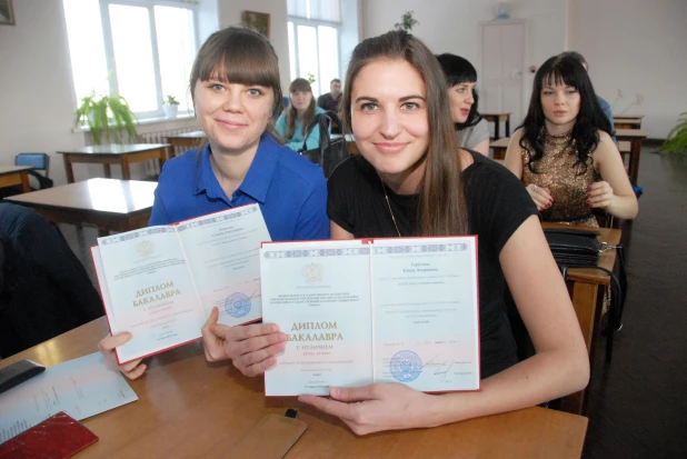 Выпускники АГАУ получили долгожданные дипломы.