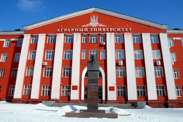 Выпускники АГАУ получили долгожданные дипломы.