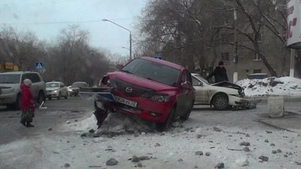 "Мазда" наехала на знак.