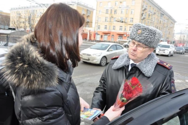 Акция банаульских сотрудников ГИБДД к 8 марта.