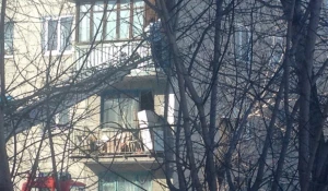 Мужчину с ножом снимали с балкона в Барнауле.