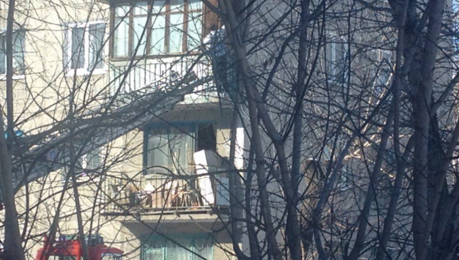 Мужчину с ножом снимали с балкона в Барнауле.