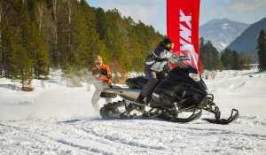 На Телецком озере провели гонки на снегоходах
