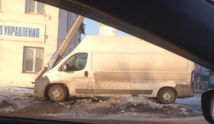 В Барнауле микроавтобус врезался в столб.