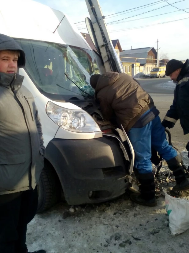 В Барнауле микроавтобус врезался в столб.