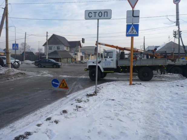 В Барнауле микроавтобус сбил столб уличного освещения и светофор