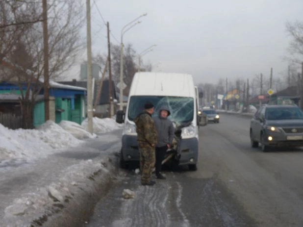 В Барнауле микроавтобус сбил столб уличного освещения и светофор