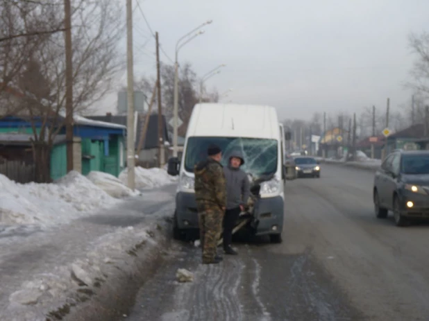 В Барнауле микроавтобус сбил столб уличного освещения и светофор