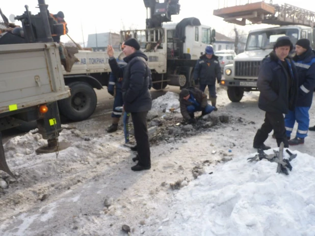 В Барнауле микроавтобус сбил столб уличного освещения и светофор