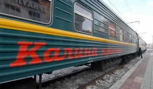 Пассажиров скорого поезда «Калина Красная» учили чайной церемонии