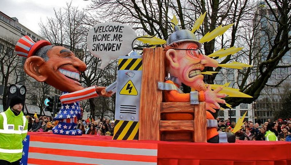 Обама и Сноуден. Инсталляция на карнавале в Дюссельдорфе.