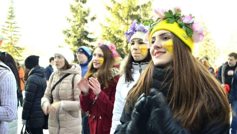 Студенты АлтГУ празднуют Масленицу.